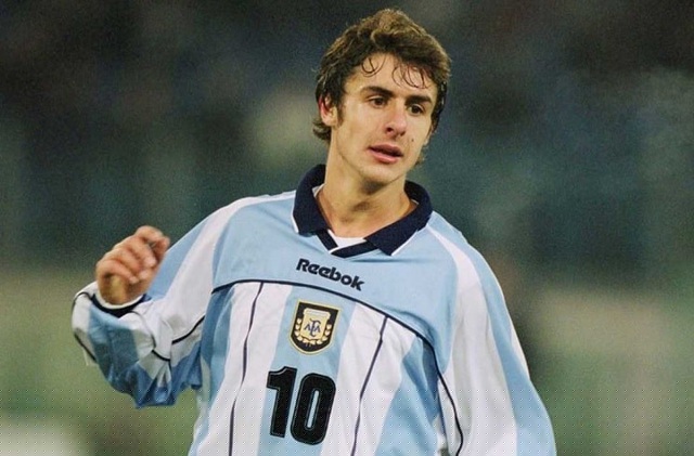 Pablo Aimar c&oacute; lẽ l&agrave; cầu thủ l&atilde;ng tử nhất từng kho&aacute;c l&ecirc;n m&igrave;nh chiếc &aacute;o số 10 như Maradona. Aimar được gọi bằng biệt danh