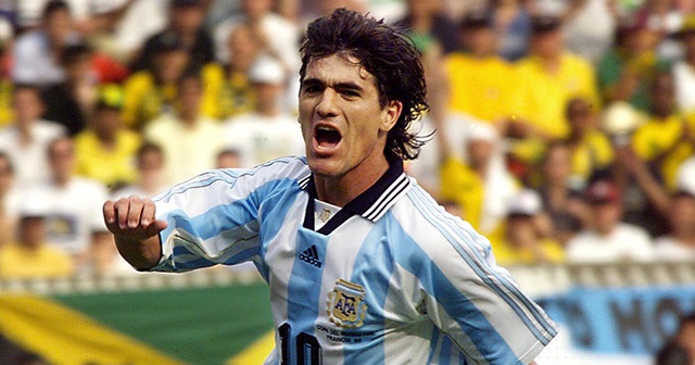 Ariel Ortega l&agrave; một trong những cầu thủ đặc biệt của b&oacute;ng đ&aacute; Argentina. Đ&atilde; c&oacute; l&uacute;c người h&acirc;m mộ xứ sở Tango xem anh l&agrave; truyền nh&acirc;n của huyền thoại Diego Maradona. Cũng như
