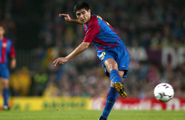 Ở cấp CLB, Riquelme từ bỏ h&agrave;o quang ở Boca Junior để chuyển sang kho&aacute;c &aacute;o Barcelona nhưng rồi chết m&ograve;n tr&ecirc;n băng ghế dự bị ở Nou Camp. Anh hồi sinh mạnh mẽ tại Villarreal dưới b&agrave;n tay của Manuel Pellegrini v&agrave; gi&uacute;p T&agrave;u ngầm v&agrave;ng lần đầu ti&ecirc;n c&aacute;n đ&iacute;ch La Liga ở vị tr&iacute; thứ 3, nhưng c&uacute; penalty định mệnh trong trận b&aacute;n kết Champions League m&ugrave;a giải 2005/2006 với Arsenal đ&atilde; cướp đi tất cả. Riquelme bị Jens Lehmann khuất phục tr&ecirc;n chấm 11m, v&agrave; Villarreal ngậm ng&ugrave;i nh&igrave;n đối thủ bước v&agrave;o chung kết. Riquelme gi&atilde; từ sự nghiệp v&agrave;o năm 2015. Chỉ gi&agrave;nh được 5 chức v&ocirc; địch VĐQG Argentina, 3 c&uacute;p Libertadores c&ugrave;ng 1 HCV Olympics trong sự nghiệp l&agrave; qu&aacute; &iacute;t so với t&agrave;i năng của anh 