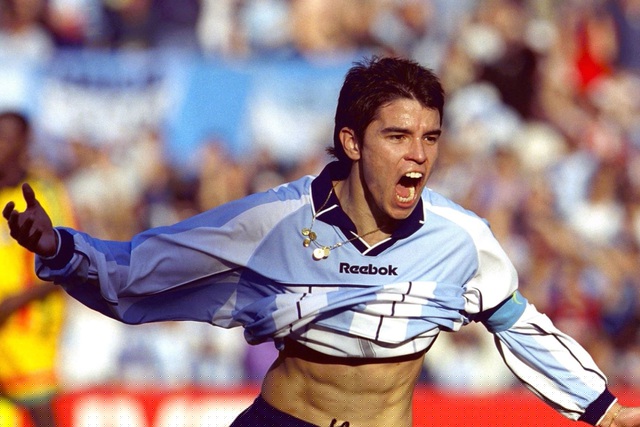 &Iacute;t ai biết rằng, Javier Saviola l&agrave; cầu thủ trẻ nhất được Pele chọn v&agrave;o danh s&aacute;ch 125 huyền thoại sống của b&oacute;ng đ&aacute; thế giới. Tuy nhi&ecirc;n, sự nghiệp thi đấu của t&agrave;i năng Argentina kh&ocirc;ng gặp may mắn d&ugrave; anh chinh chiến cho nhiều CLB danh tiếng. Javier Saviola l&agrave; vua ph&aacute; lưới v&agrave; cầu thủ hay nhất VCK U20 thế giới v&agrave;o năm 2001. Tiềm năng của tiền đạo c&oacute; biệt danh