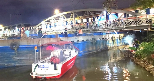 Tàu lửa buộc chạy 5km/h vì sà lan mắc kẹt dưới gầm cầu Rạch Cát