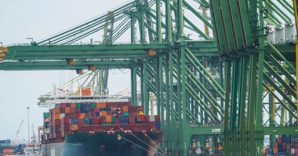 Ngành cảng biển: Bị kìm hãm do thiếu trầm trọng container rỗng, dài hạn vẫn lạc quan nhờ đà dịch chuyển dòng vốn sang Việt Nam