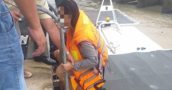 Đi xe máy đến giữa cầu rồi bất ngờ nhảy sông tự tử