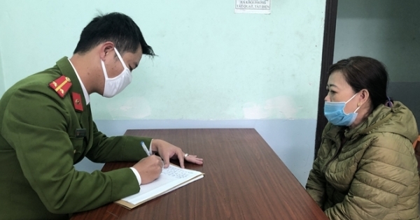 Nợ nần chồng chất, người phụ nữ tự trói mình để xin tiền trả nợ