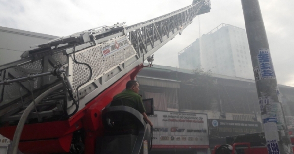 Giải cứu cụ bà 71 tuổi cùng người đàn ông trong căn nhà cháy dữ dội giữa trung tâm