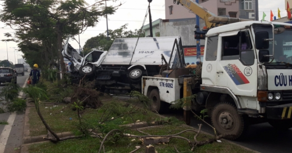 TP HCM: Xe tải biến dạng sau khi tông gãy hai cây xanh, tài xế may mắn thoát chết
