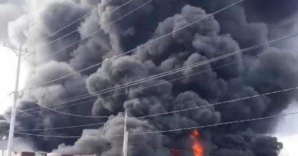 Xưởng làm đồ trang trí Noel bị cháy rụi ở TP Hồ Chí Minh