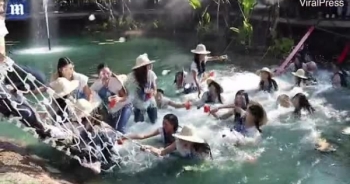 [Clip]: Khoảnh khắc dàn người đẹp ngã xuống hồ vì... đứt cầu