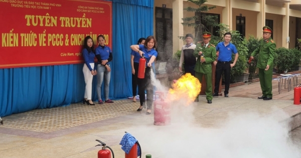 Nghệ An: Tuyên truyền kiến thức PCCC&CNCH cho gần 1000 học sinh, giáo viên