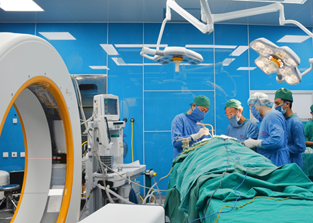 Các y bác sĩ của bệnh viện Bãi Cháy vừa cứu sống thành công nam bệnh nhân 36 tuổi trong lúc làm việc không may bị thang máy kẹp vào đầu làm vỡ hộp sọ.