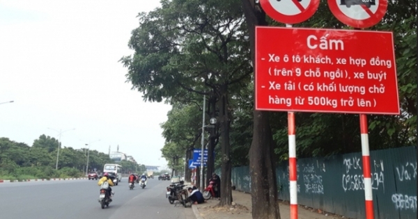 Hà Nội: Tài xế bức xúc vì chặng đua F1 hủy nhưng biển cấm vẫn còn