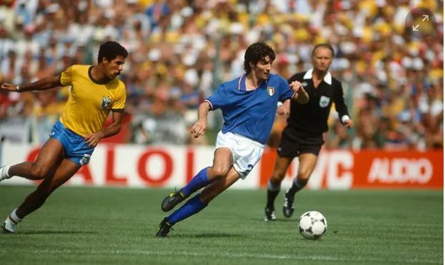 Paolo Rossi lập hat-trick giúp Italia đánh bại Brazil với tỷ số 3-2 để có mặt ở bán kết World Cup 1982