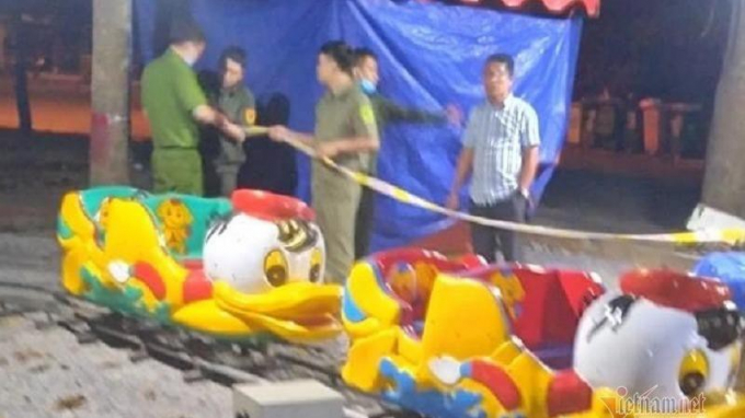 be-trai-bi-dien-giat-tu-vong-trong-khu-vui-choi