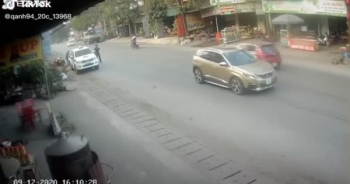 [Clip]: Bị yêu cầu dừng xe, đôi nam nữ tăng ga "húc văng" chiến sĩ CSCĐ