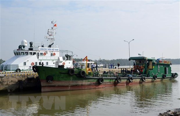 T&agrave;u HP-4687 được đưa về cảng tạm giữ để c&aacute;c cơ quan chức năng đang tiến h&agrave;nh x&aacute;c minh, điều tra v&agrave; xử l&yacute; theo quy định của ph&aacute;p luật. (Ảnh: TTXVN)