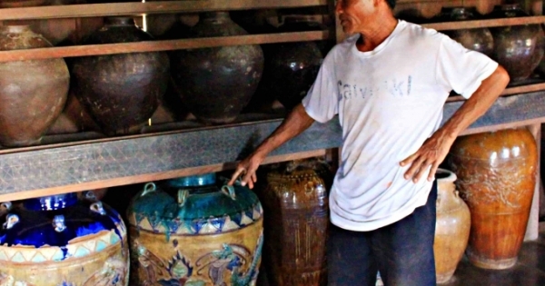 Từ chối giàu sang, liều mình chống nạn 