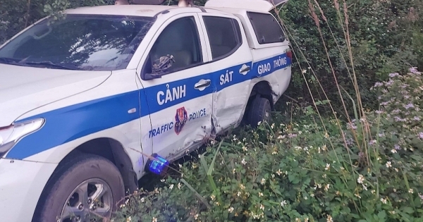 Tài xế vượt nồng độ cồn, húc văng xe CSGT xuống vệ đường