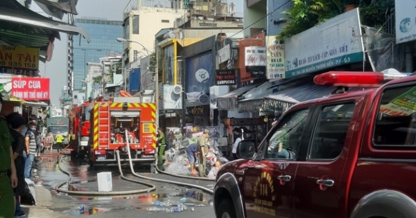 TP HCM: Cháy lớn một căn nhà, nhiều người dân hốt hoảng di tản tài sản