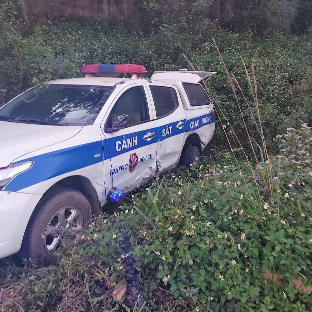 Xe c&ocirc;ng vụ của Ph&ograve;ng CSGT bị m&oacute;p m&eacute;o sau va chạm