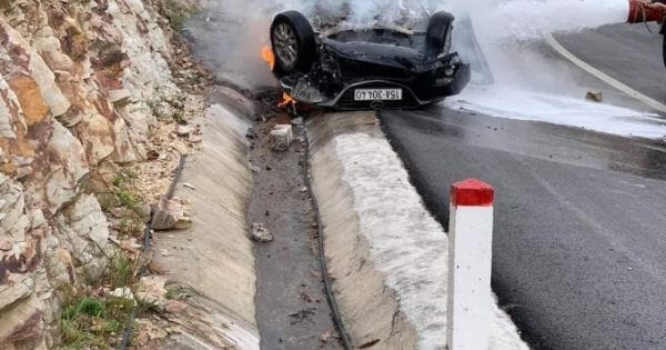 Quảng Ninh: Xế hộp mất lái đâm vào vách núi khiến 3 người thương vong