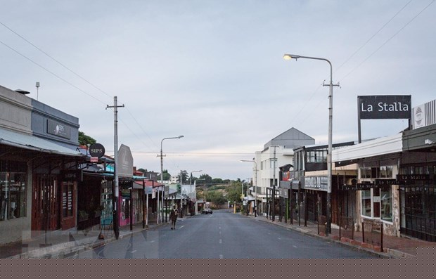 Một tuyến phố vắng vẻ do dịch COVID-19 tại Johannesburg, Nam Phi. (Ảnh: THX/TTXVN)