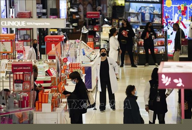Hạn chế tụ tập, yêu cầu không ôm hôn, giữ khoảng cách, đeo khẩu trang... là những biện pháp đang được áp dụng (Nguồn:TTXVN)