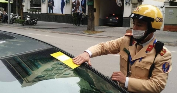 166 trường hợp vi phạm trong ngày đầu CSGT Hà Nội dán phiếu phạt nguội