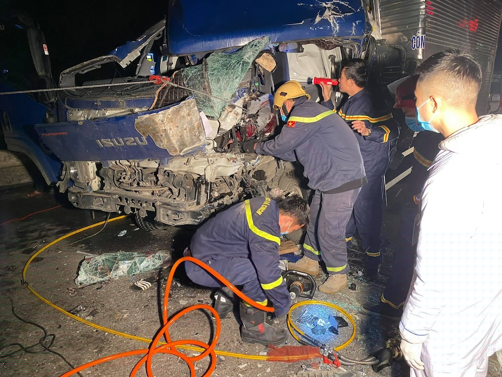 Có mặt tại hiện trường, các chiến sỹ Cảnh sát đã nhanh chóng triển khai các thiết bị phá dỡ, kìm cộng lực, máy cắt và các thiết bị chuyên dụng chạy đua với thời gian, thời tiết lạnh buốt để kịp thời đưa nạn nhân ra ngoài đi cấp cứu.