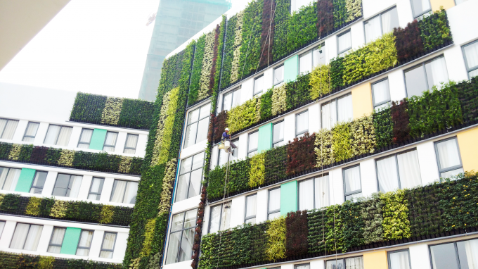 Cảnh quan cải thiện bầu kh&ocirc;ng kh&iacute; đang &ocirc; nhiễm  cũng như g&oacute;p phần định h&igrave;nh gi&aacute; trị của dự &aacute;n (Trong h&igrave;nh: tường xanh bệnh viện Vinmec).