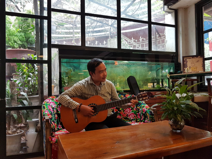 Tác giả Phụng Thiên, tên thật Nguyễn Văn Thiển, sinh năm 1990, quê Lạng Giang, Bắc Giang, từng là sinh viên Khoa Sáng tác và Lý luận Phê bình Văn học (tiền thân là trường Viết văn Nguyễn Du).