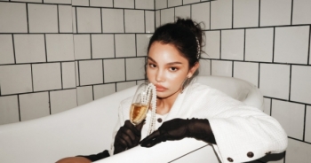 Bông hồng lai Alexandra Matheson khoe vẻ đẹp ngọt ngào dịp Giáng sinh