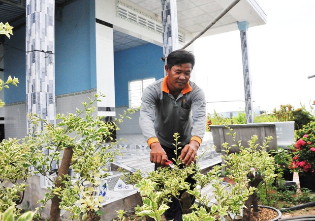 Từ khi được vay vốn phát triển nghề trồng hoa kiểng, gia đình anh Tùng thoát hộ nghèo và cất được cân nhà khang trang để ở như hiện nay