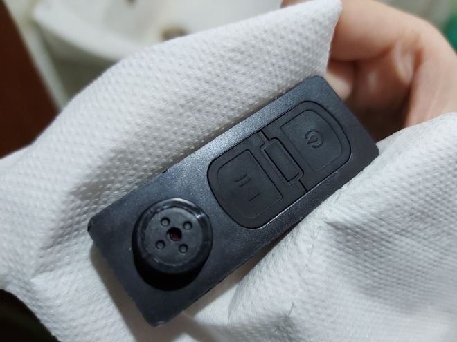 Thiết bị camera quay lén nguỵ trang dưới dạng cúc áo.