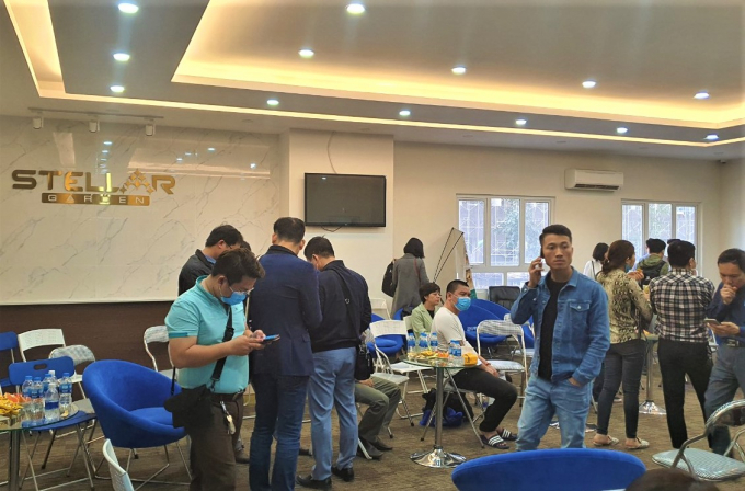 Nhiều cư dân đã tập trung để yêu cầu chủ đầu tư phải trả biên bản bàn giao nhà vào ngày 26/02. 