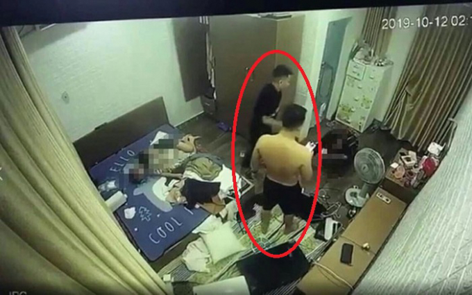 Thọ và Sơn (áo đen) hành hung nữ chủ tiệm spa và nam thanh niên. Ảnh: Cắt từ camera.