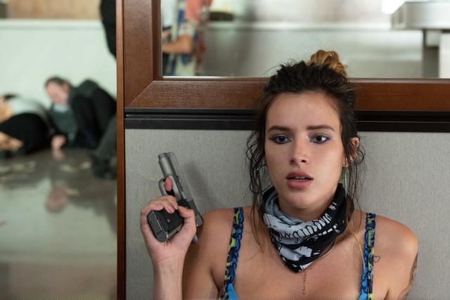 Infamous c&oacute; cốt truyện ch&iacute;nh kể về hai kẻ nổi loạn xuẩn ngốc tới mức đi quay trực tuyến cảnh m&igrave;nh... cướp ng&acirc;n h&agrave;ng.