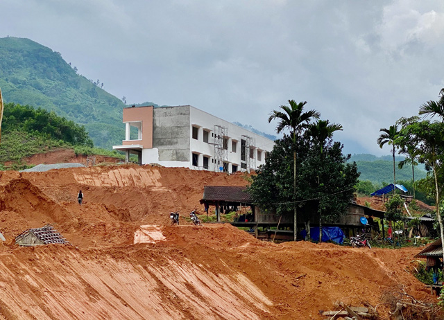 Trung tâm Hành chính mới xã Ba Giang , huyện Ba Tơ, dự án đầu tư khẩn cấp nằm ngoài danh mục đầu tư trung hạn giai đoạn 2016 - 2020.