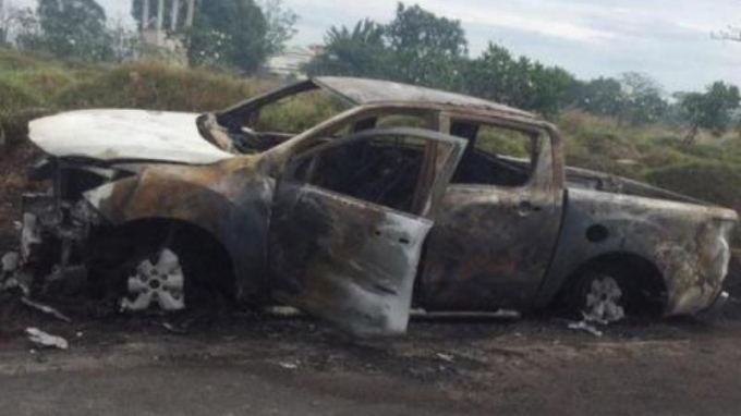 chong-dua-oto-ra-nghia-trang-dot-gay-lon-voi-vo221327364_hkko_thumb