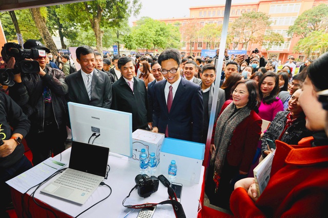 Phó thủ tướng Vũ Đức Đam tham quan gian hàng công nghệ tại ngày hội Khởi nghiệp quốc gia của học sinh sinh viên năm 2020.