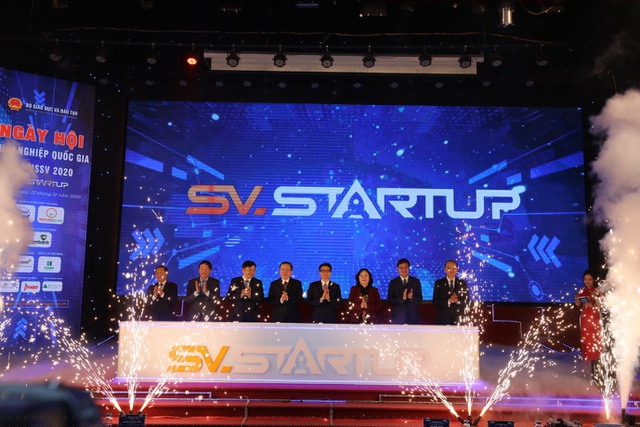 Các đại biểu thực hiện nghi thức khởi động Ngày hội khởi nghiệp quốc gia của học sinh, sinh viên 2020.