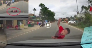 [Clip]: Tài xế bất lực trước khoảnh khắc băng qua đường "như ma đuổi" của bé trai trên quốc lộ