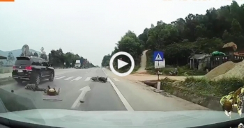 [Clip]: Vượt ẩu với tốc độ cao, Land Cruiser tông xe máy trọng thương