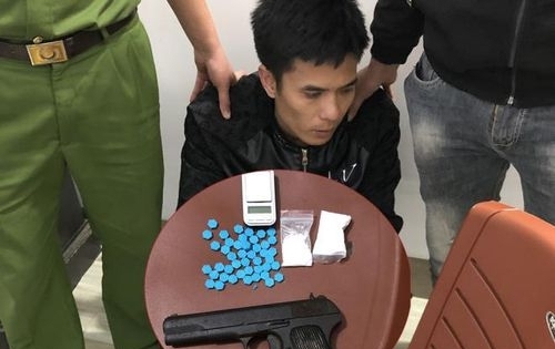 Đắk Nông: Bắt giữ đối tượng tàng trữ ma túy mang theo súng quân dụng