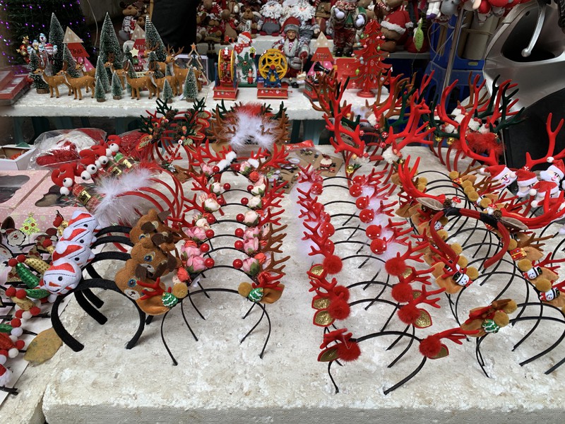  Những chiếc bờm Noel này có giá vài chục nghìn.