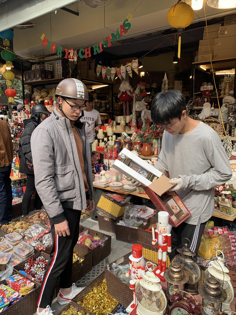 Anh Hậu - chủ cửa hàng ở số 17 Hàng Lược (Hà Nội) đang gói đồ cho khách tại cửa hàng. 