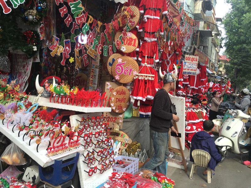  Nhiều cửa hàng thưa vắng khách.