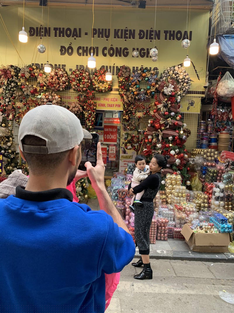  Các cặp gia đình tranh thủ cho con lên phố, lưu lại những tấm hình làm kỷ niệm.