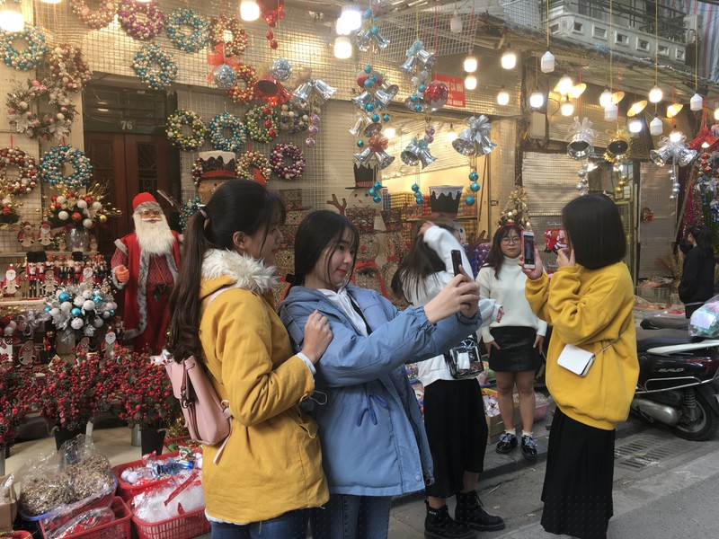 Các bạn trẻ chụp ảnh lưu niệm.