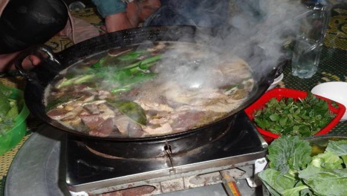 Nồi thắng cố bốc khỏi nghi ngút trong tiết trời giá lạnh.