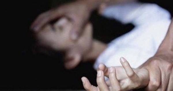 Nghệ An: Uống rượu say về, nữ sinh 12 tuổi bị 2 thiếu niên thay nhau khống chế hiếp dâm